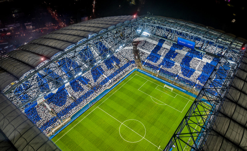 Widok na stadion przy Bułgarskiej z drona. Na trybunach widać napis "Forza Lech" - grafika artykułu