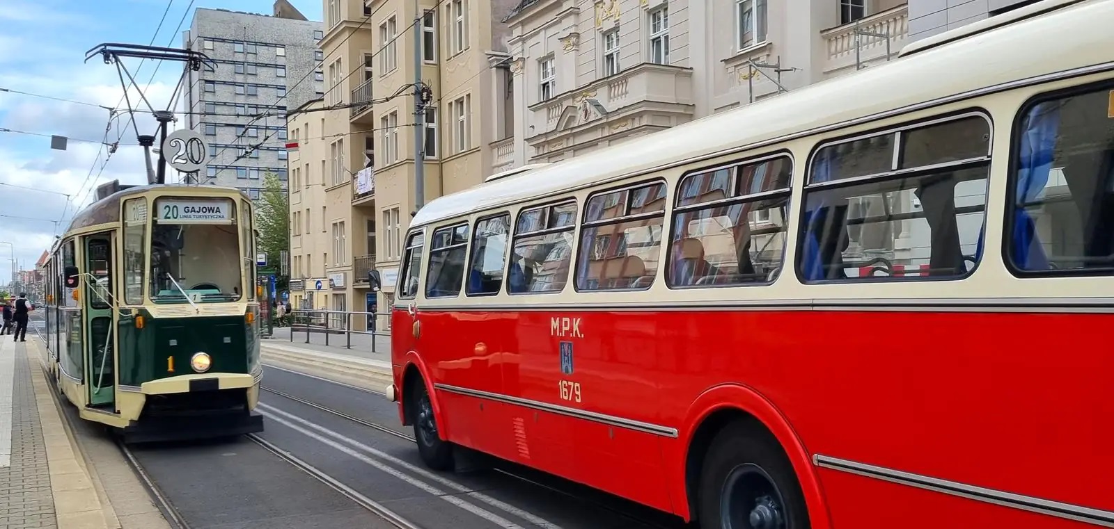 Tramwaj i autobus turystyczny na ul. Zwierzynieckiej - grafika artykułu